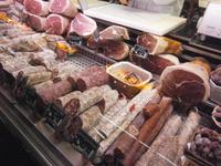 Wurst und Schinken werden präsentiert