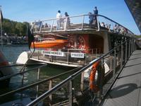 Ein Fahrgastschiff für die Seinefahrt wird vorbereitet