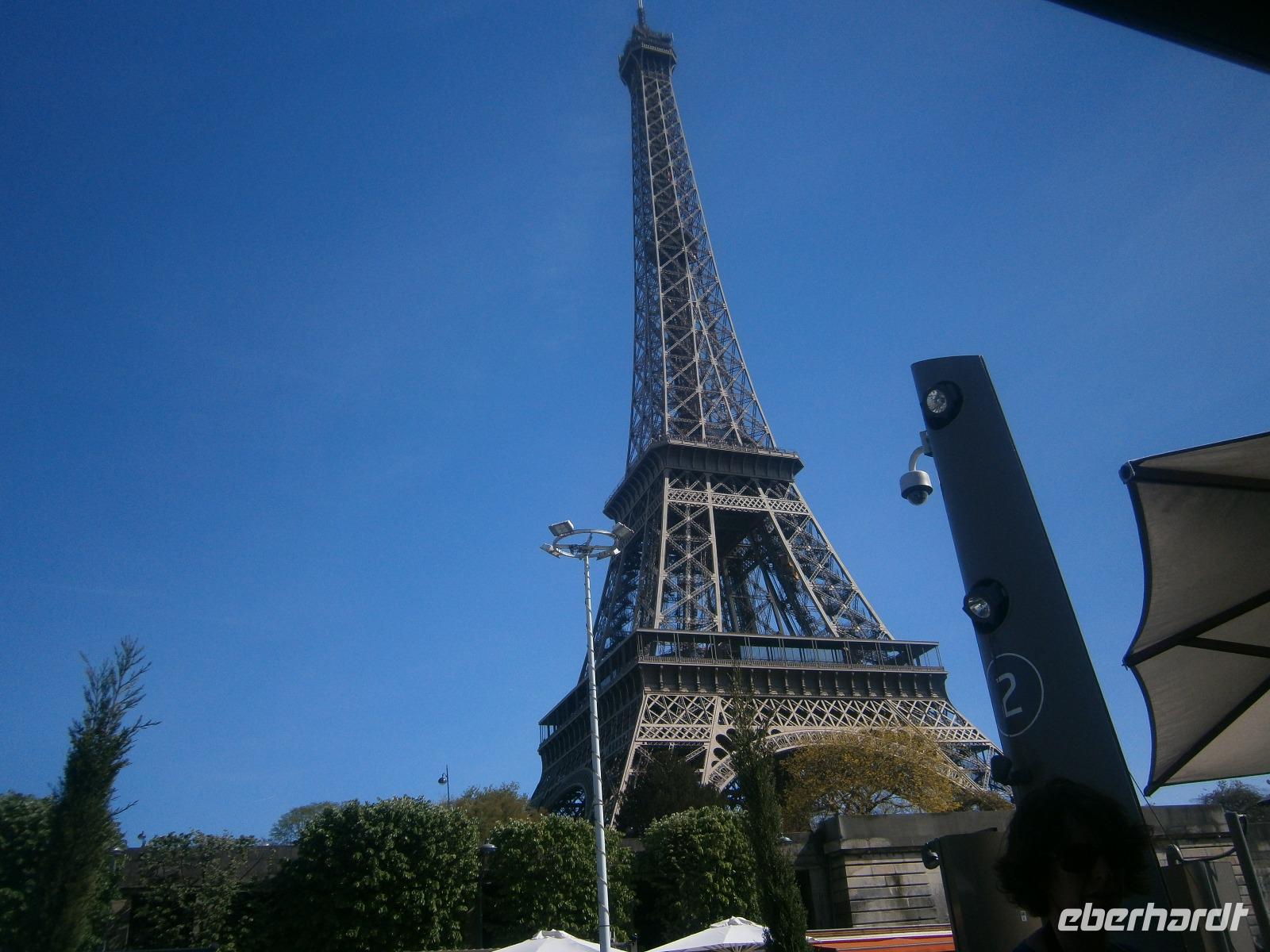 Der Eiffelturm, von der Schiffsanlegestelle aus gesehen