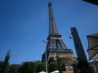 Der Eiffelturm, von der Schiffsanlegestelle aus gesehen