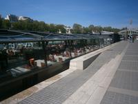 Ein Schiff der Gesellschaft wird für eine Abendfahrt mit Essen vorbereitet