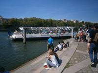 Hafenszene, unterhalb des Eiffelturms