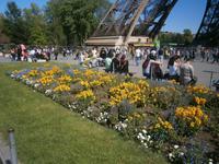 Blumengestaltung am Fuße des Turms