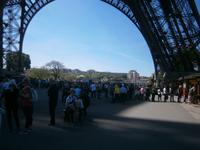Überall stellen die Menschen sich an, um auf den Turm zu gelangen