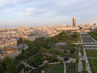 Eiffelturm - Blick von 1. Etage zum Montparnasseturm und Marsfeld