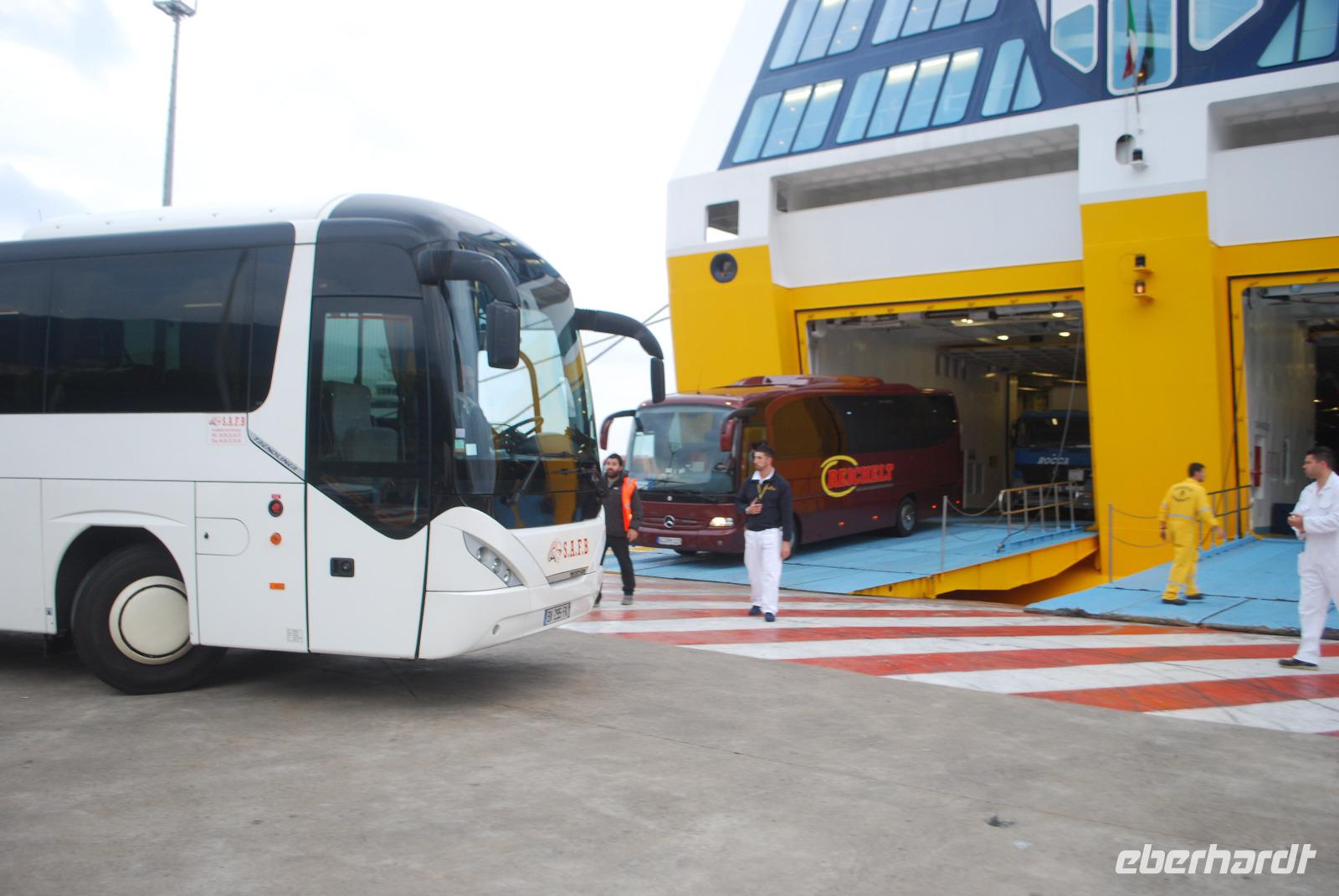 Bus beim Ausschiffen in Bastia
