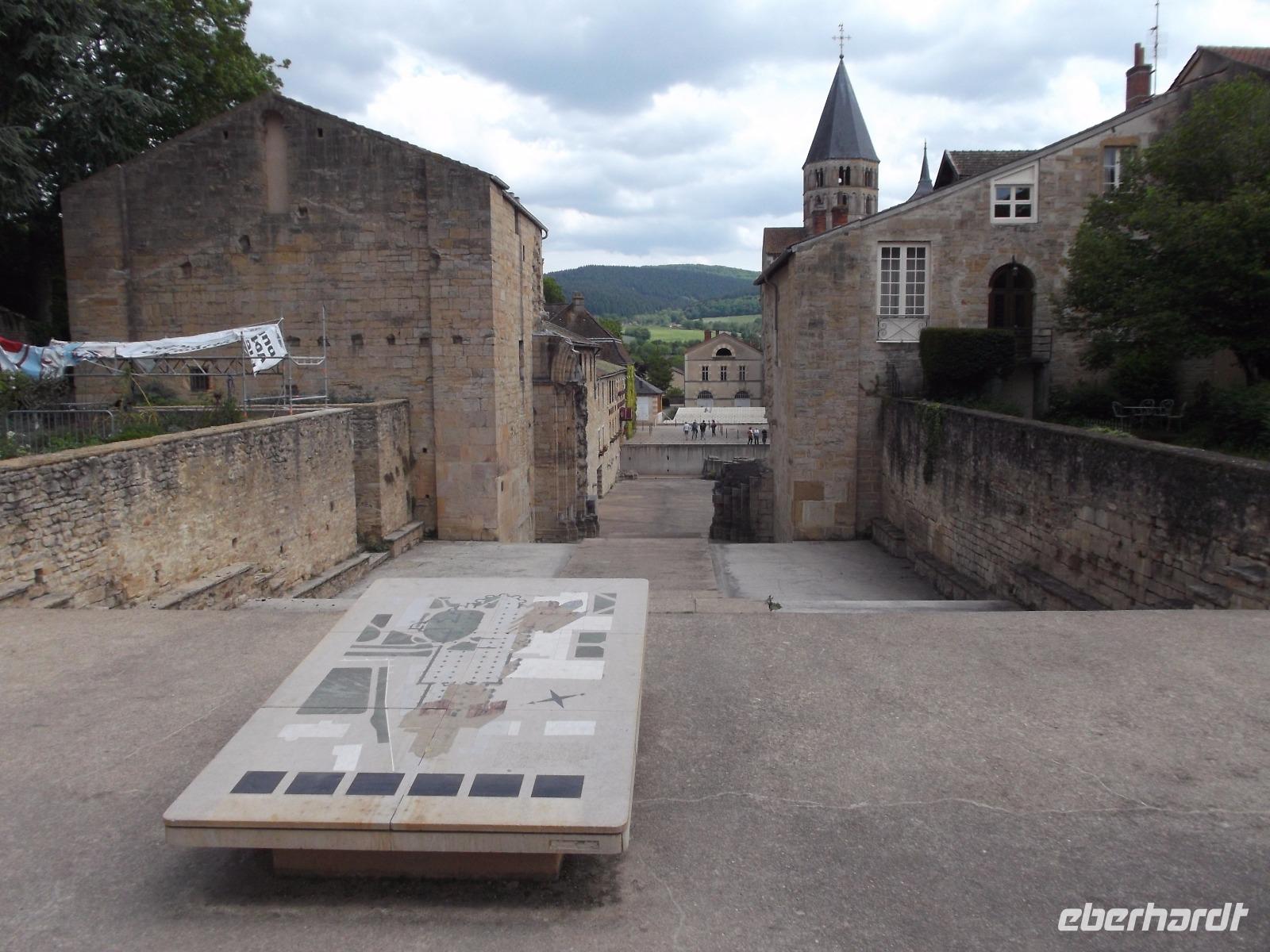 Cluny - in den Resten der gewaltigen Abteikirche