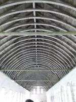 grandioses hölzernes Tonnengewölber im Schlaf- und Krankensaal der Abtei Fontenay