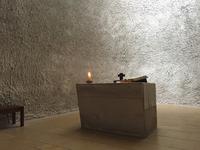 Natürliches Licht auf einen Altar in Ronchamp 