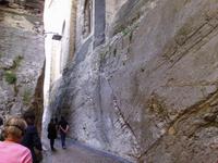 Avignon - die Rue Peyrolerie -  in Fels gehauen 