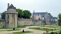 Stadtmauer und Blumen-Park in Vannes
