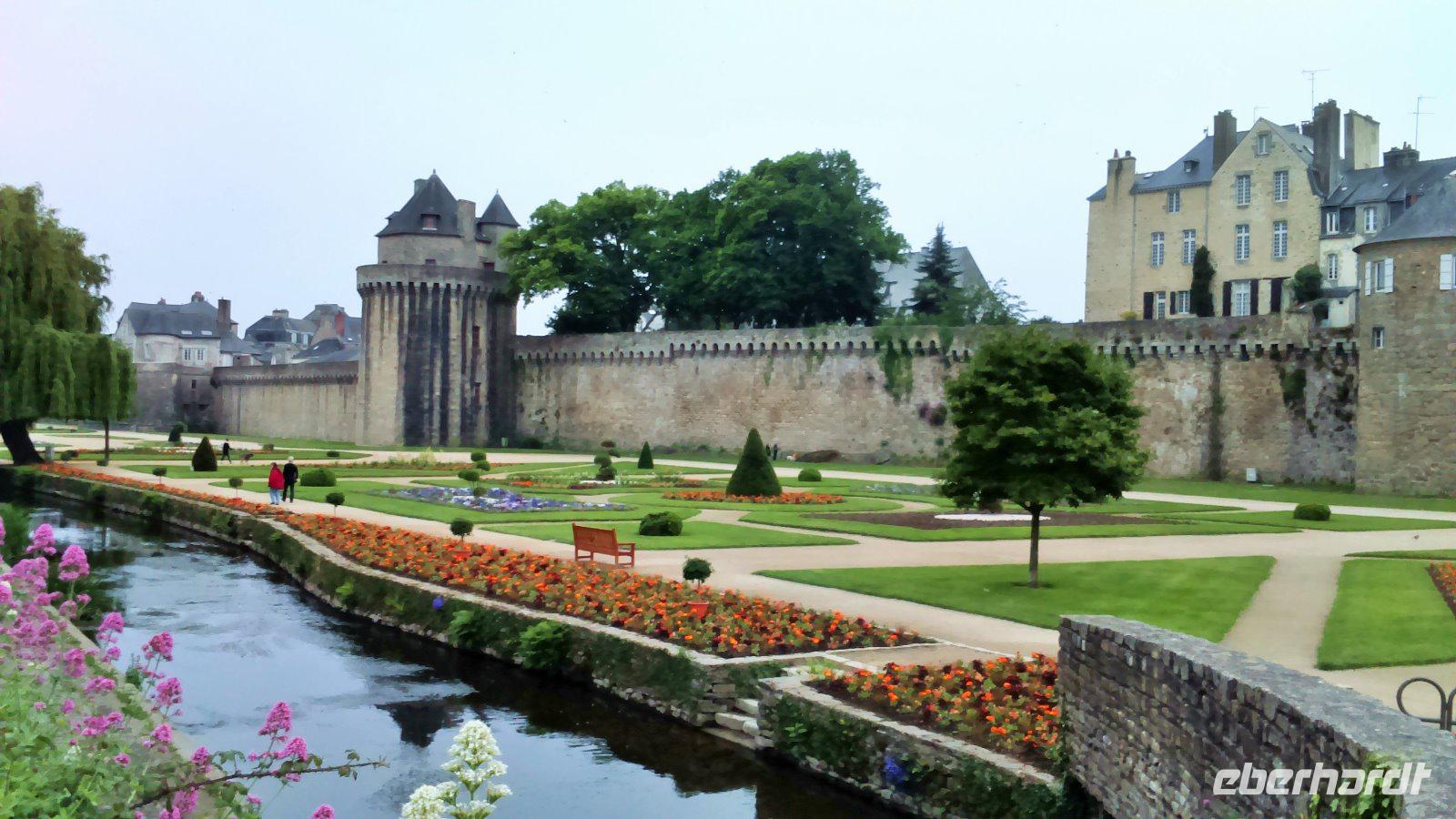 Stadtmauer und Blumen-Park in Vannes