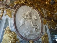 „Ludwig XIV. als römischer Imperator, zu seinen Füßen seine Feinde“, Relief im Salon des Krieges