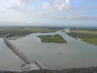Mündung des Cuesnon und Fußgängerbrücke am Mont St.-Michel