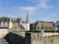 St. Malo - Blick von Stadtmauer auf Surcouf Denkmal und Vincent Kirche