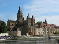 Paray-le-Monial, Blick über die Bourbince zur Wallfahrtskirche Notre Dame Sacre Cœur