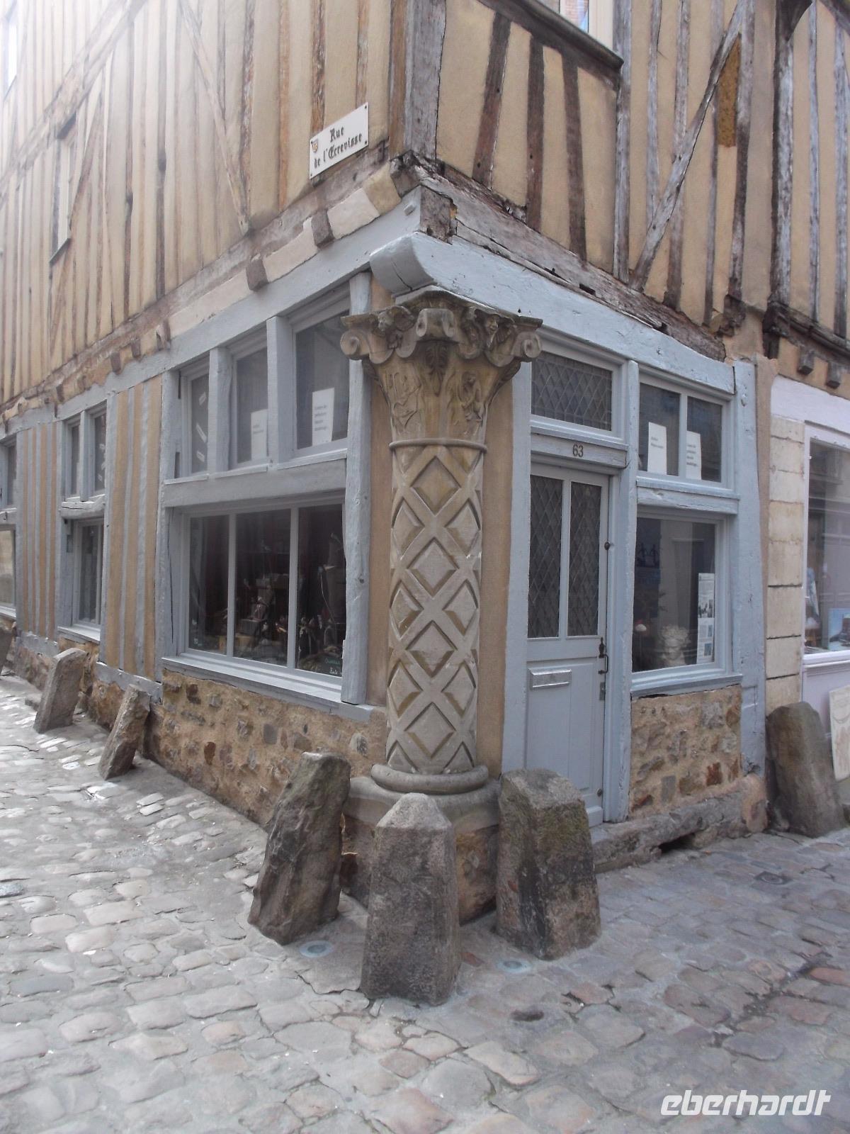 Dafür ist Le Mans bekannt: Häuser mit Ecksäulen