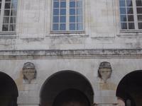 Hof der Alten Börse von La Rochelle, Schmuckdetail Schiffshecks