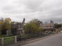 alter Kran im Bootshafen von Arcais im Marais Poitevin