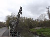 alter Kran im Bootshafen von Arcais im Marais Poitevin