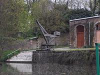 alter Kran im Bootshafen von Arcais im Marais Poitevin
