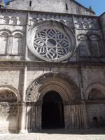 Kirche St.Leger in Cognac, dreigeschossige Fassade mit romanischem Portal und spätgotischer Fensterrose
