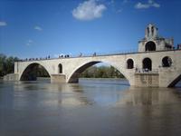 Die berühmte Brücke St. Bénézet in Avignon 