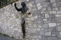 Ein Mann geht durch die Wand