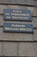 IMG_1740_Plakette in Rennes mit bretonischer Schrift