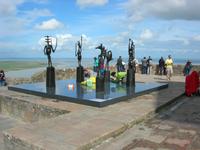 Germaine Richier: Die Schachfiguren, Ausstellung auf der Terrasse des Mont Saint Michel