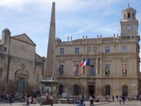 Arles - Rathaus mit Obelisk