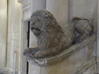 Arles - im Rathaus, Wappentier von Arles