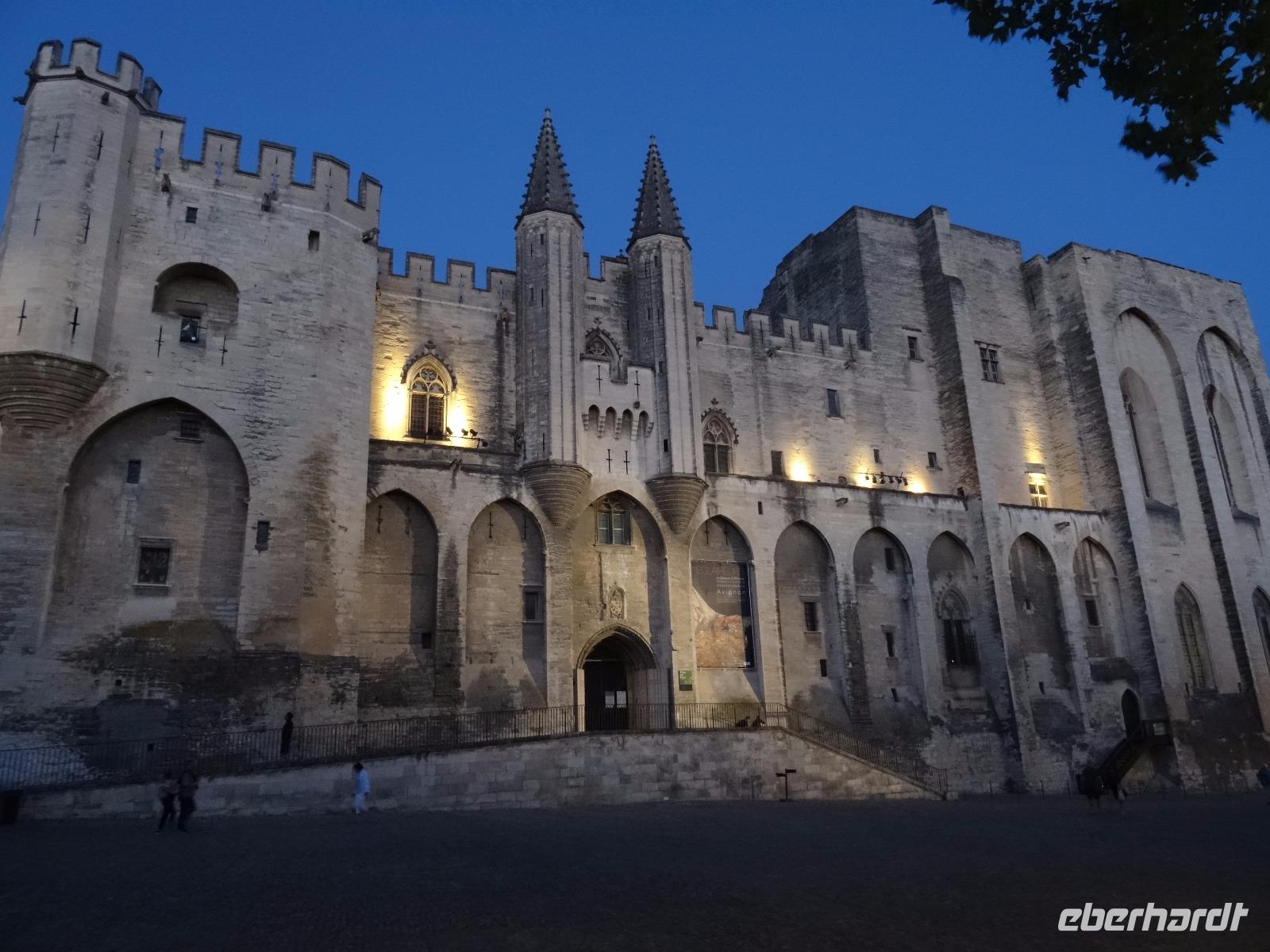 Avignon - Papstpalast - bei Nacht