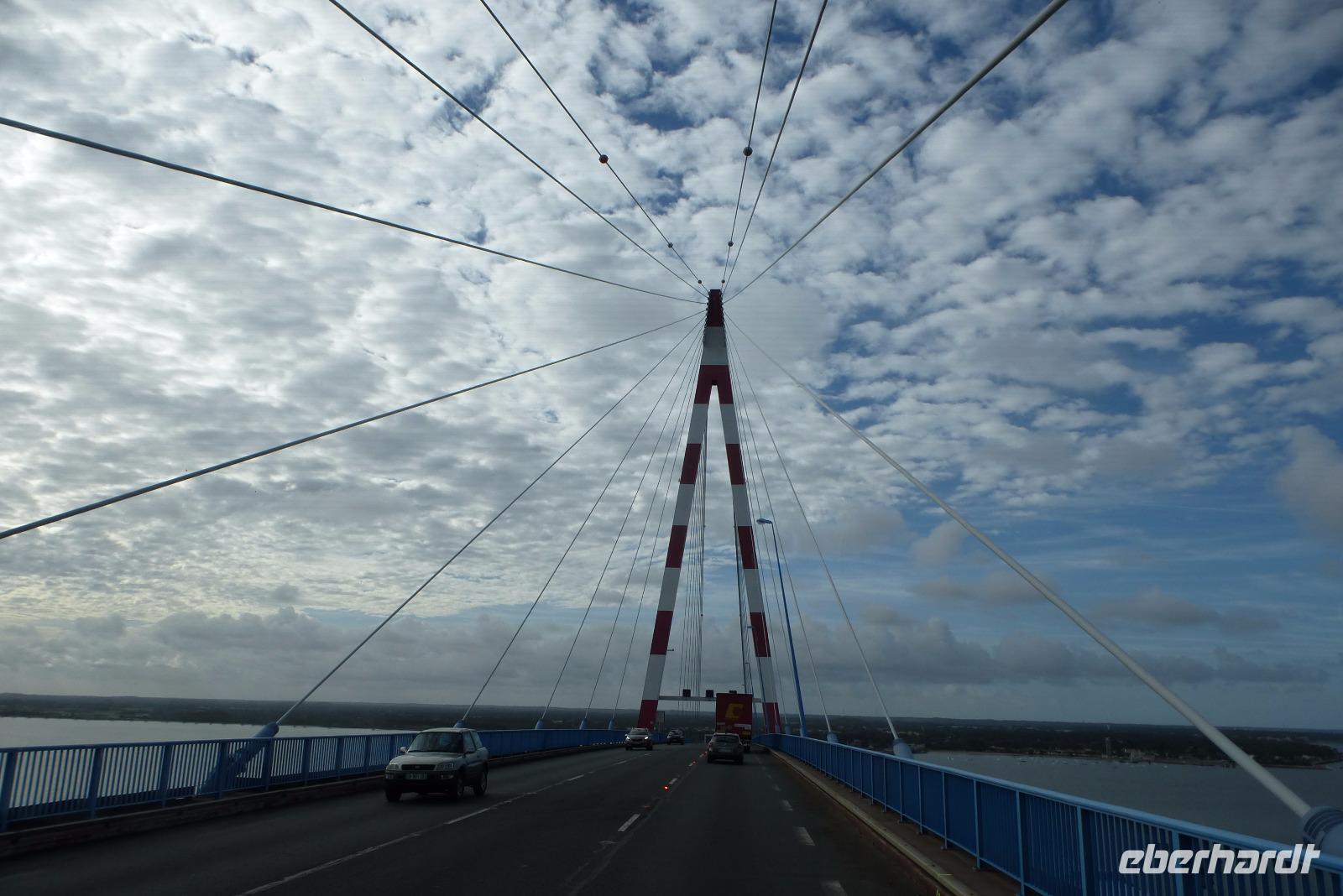 Schrägseilbrücke über die Looirebei St. Nazaire