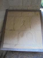 Chinon, Schloss - Schautafel mit den Ritzzeichnungen eingekerkerter Templer