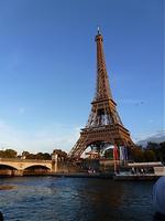Der Eifel Turm von Wasser aus