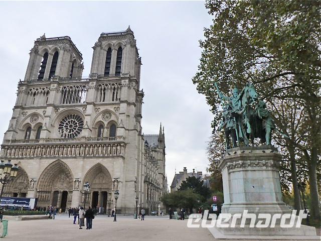 L'île de la Cité - Haupteingang der Kathedrale Notre Dame neben der Statue von Karl dem Großen