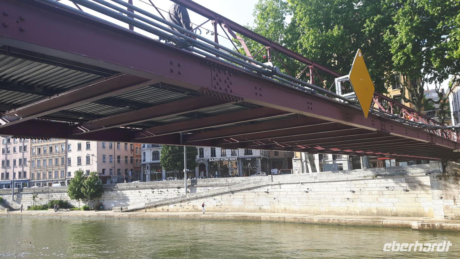 gefährlich niedrige Brücken