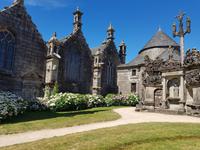 Guimillau, Kalvarienberg und Kirche