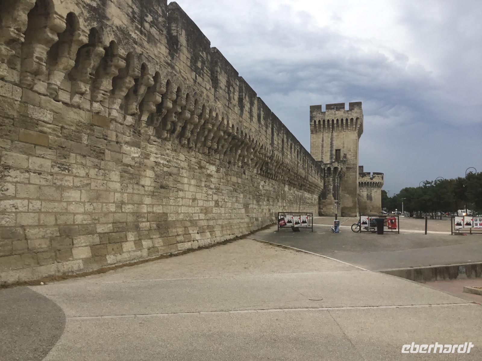 vor den Mauern Avignons