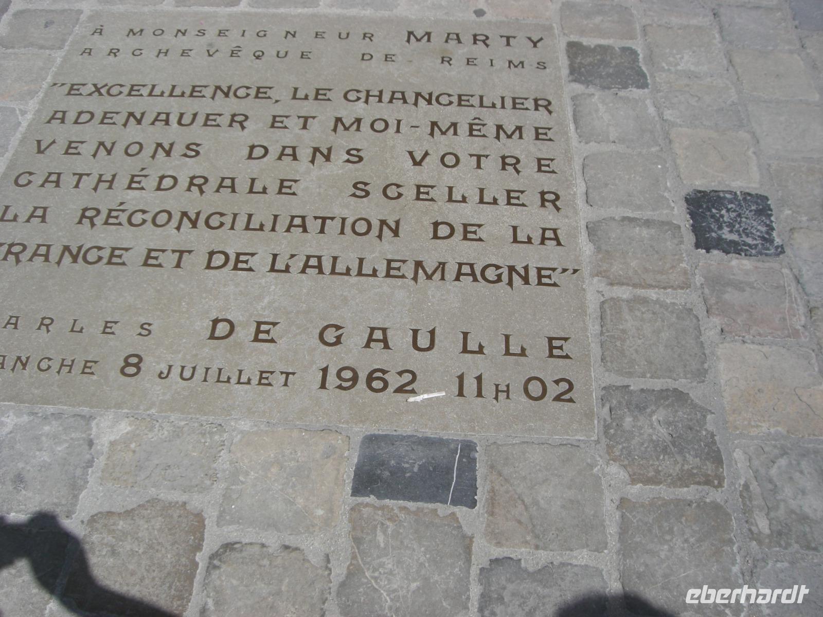 Reims, vor Kathedrale, Gedenkstein