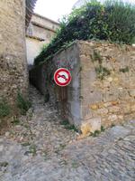 Pérouges, auch hier gilt die STVO