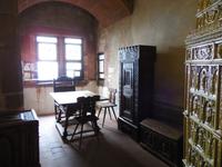 Spartanische Holzmöblierung