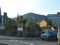 Auf fast jedem Gipfel türmt eine Burgruine