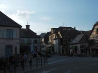 Fahrt entlang der Weinroute bei Sonnenuntergang