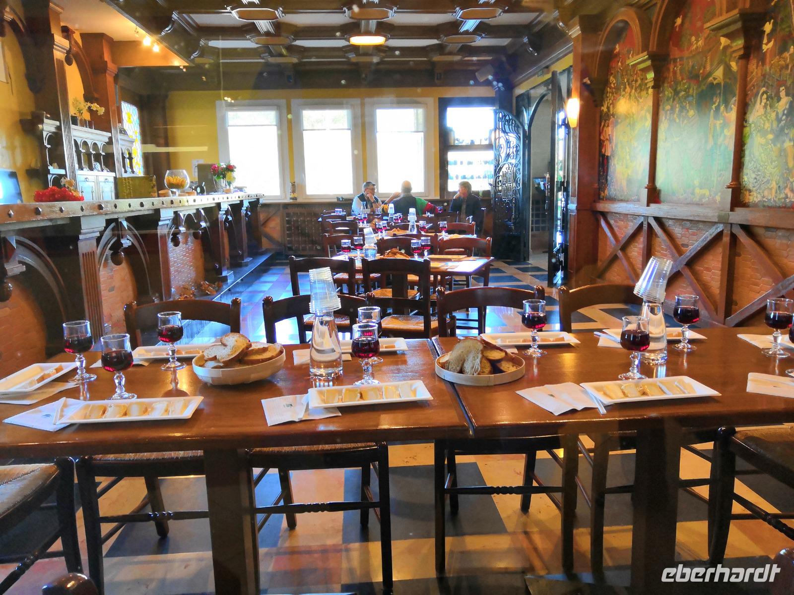 Bei einer Käseverkostung