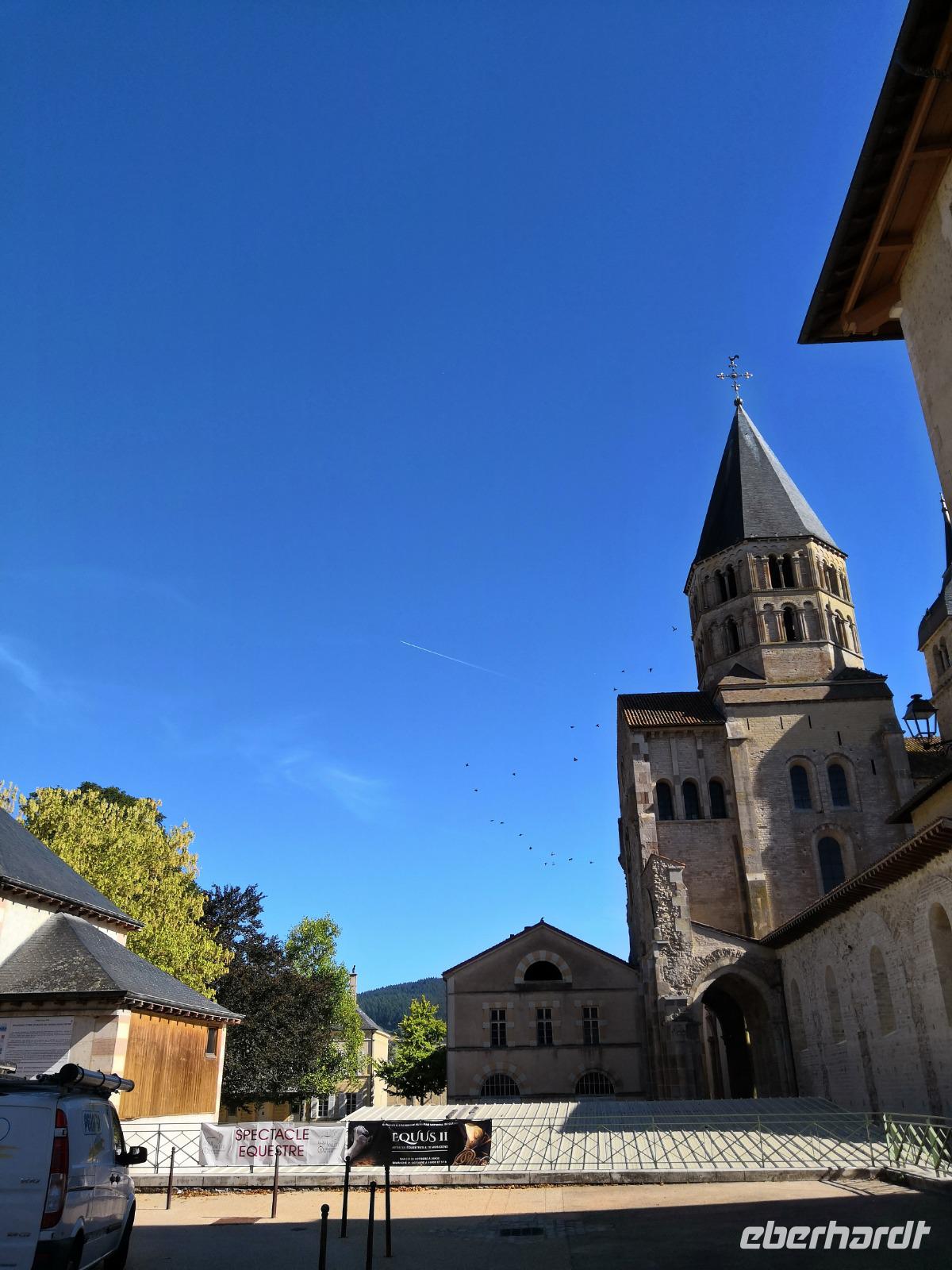 Rechts der noch stehende Turm von Cluny