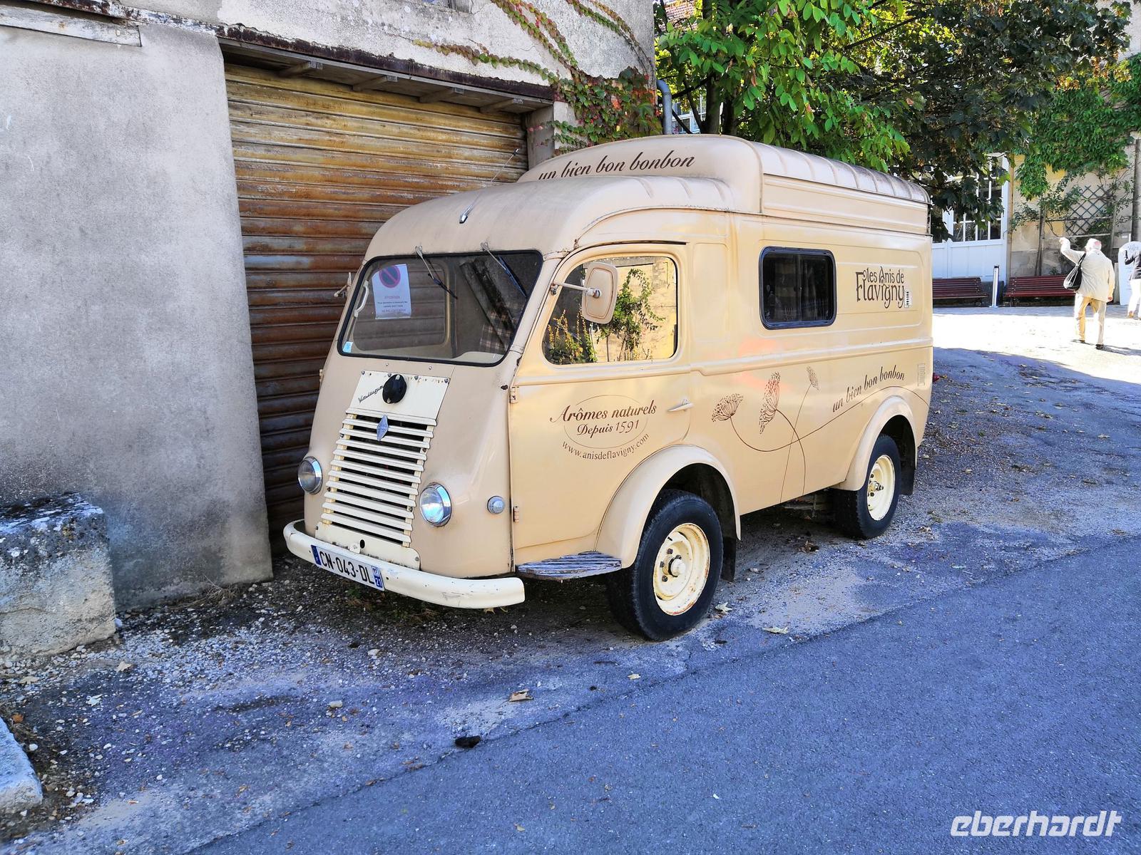 Ein Lieferwagen mit Werbung für Anisbonbons in Flavigny-sur-Ozerain