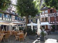 Hinterhof mit Sonnenlicht