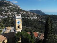Blick von Èze mit Hauptkirche des Dorfes